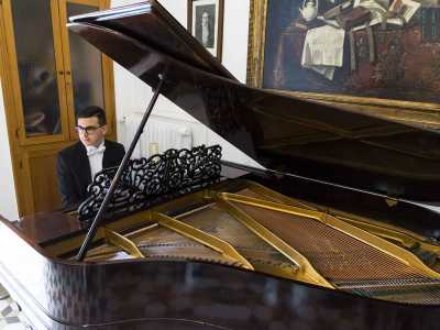 La stanza conserva lo storico pianoforte Schiedmayer a mezza coda del maestro, uno strumento ottocentesco donato al Conservatorio dagli eredi del maestro nel 1979 ma rimasto stipato in un magazzino per ben 35 anni